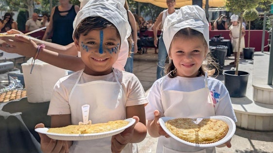 Niños y mayores disfrutan en la cuna de la tortilla de patatas
