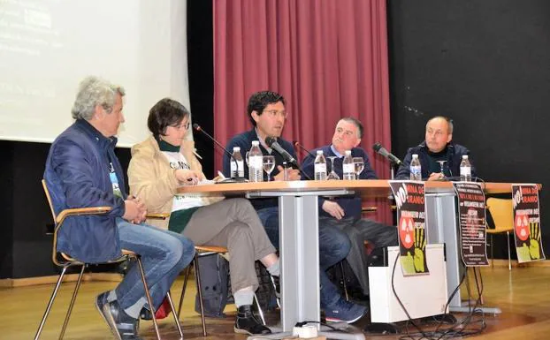 Ponentes participantes en la charla informativa.