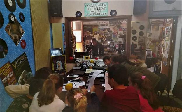 Alumnos del CEIP participantes en la Semana de la Radio.