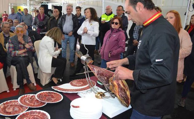 Exhibición de corte a cargo de Antonio Sánchez, subcampeón de España