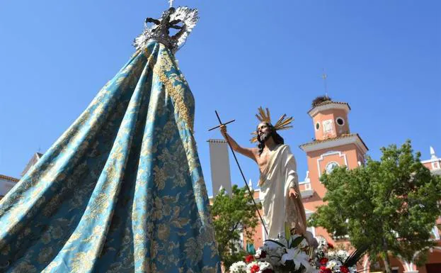 Encuentro del Resucitado y la Virgen en la plaza de España. 