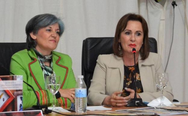 Caridad Jiménez y Julia Cortés en una edición anterior de la Feria del Libro local.
