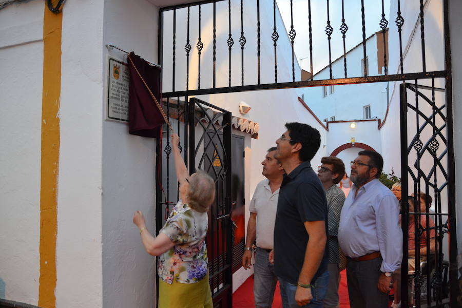 Los vecinos descubrieron la placa conmemorativa. 
