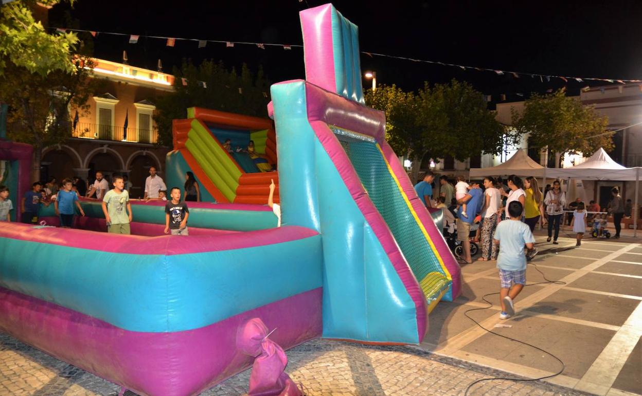 los niños se divierten en los hinchables de la feria.