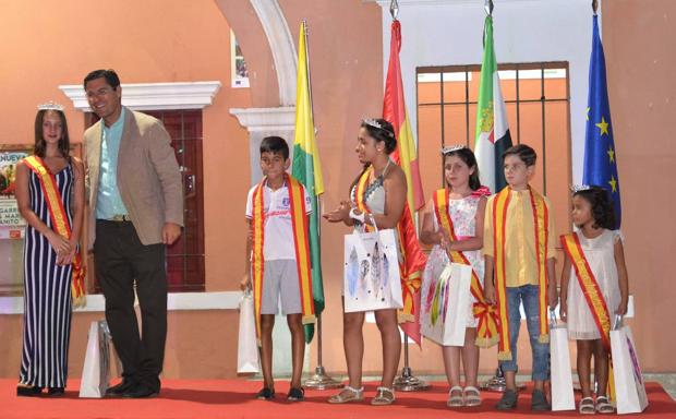 Las reinas de las fiestas coronadas por el alcalde Díaz Farias.