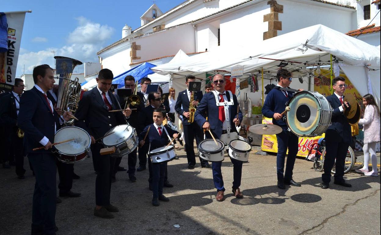 La banda municipal de música en un pasacalles.