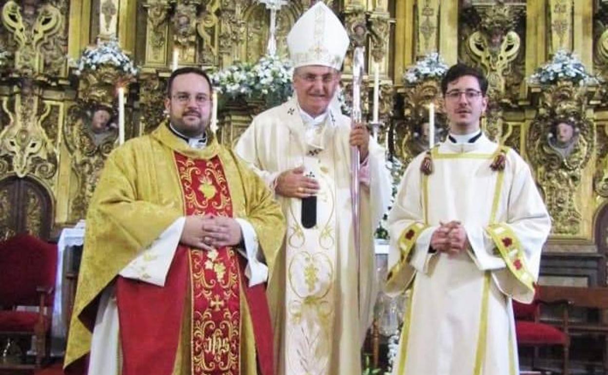 Los recién ordenados Cruz y Álvarez junto al arzobispo. 