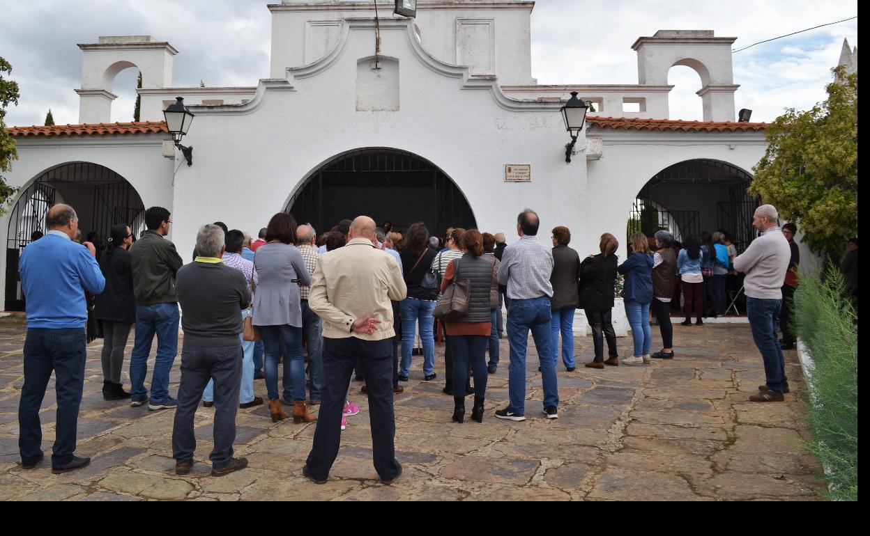 Asistentes a la misa de Difuntos en el Cementerio Municipal, imagen de archivo.
