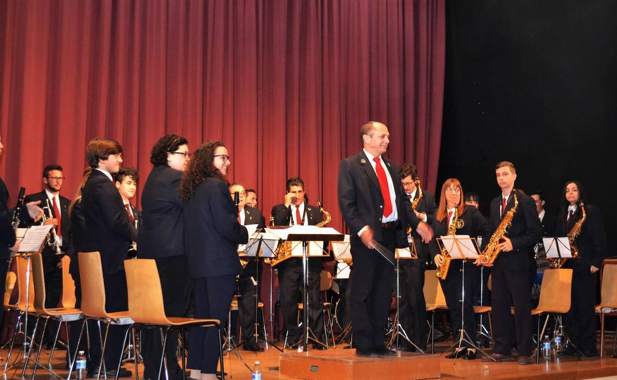 La Banda de Música saluda tras la actuación en el Salón de Actos.