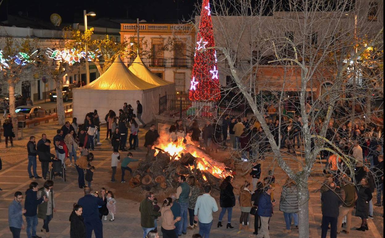 Celebración de la quema de gamonas en la plaza de España.