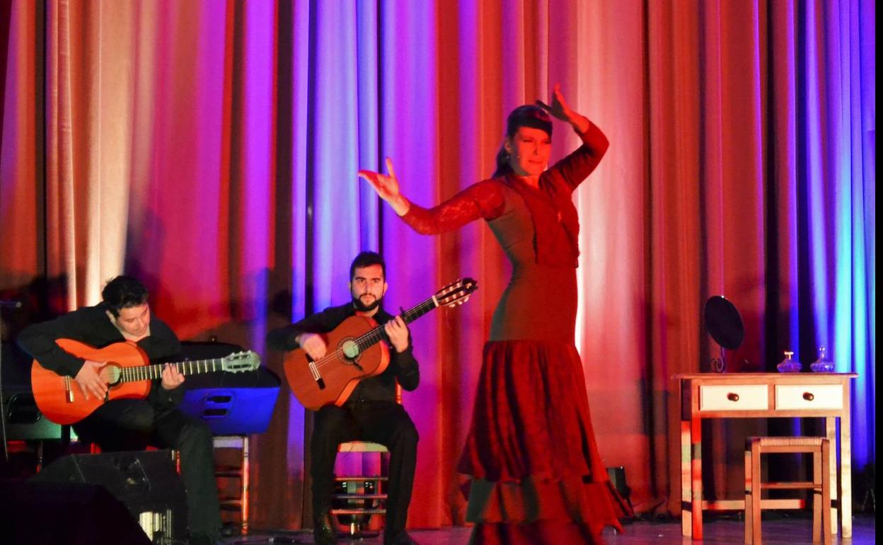 La bailaora Manuel Sánchez en su paso por el Salón de Actos.