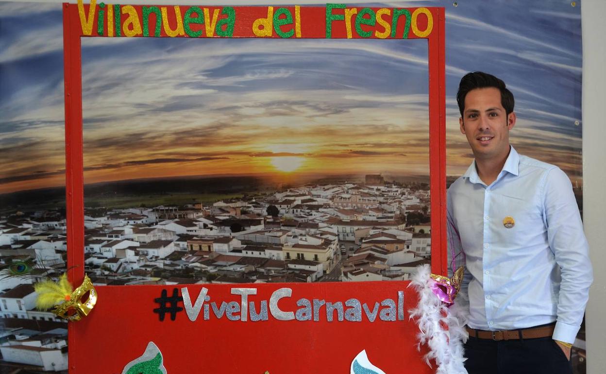 El concejal David Gallego junto al photocall carnavalero. 