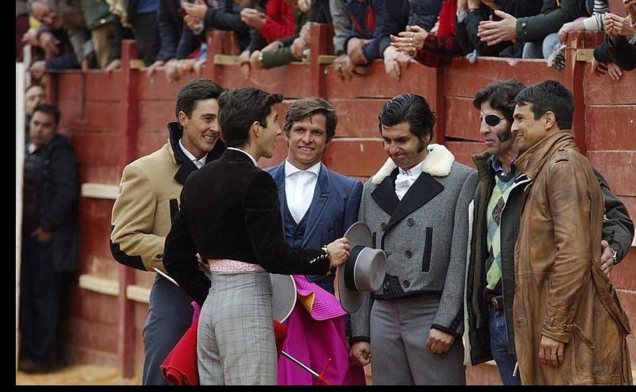 Manuel Perera brindando su novillo a los matadores. JV.ICA