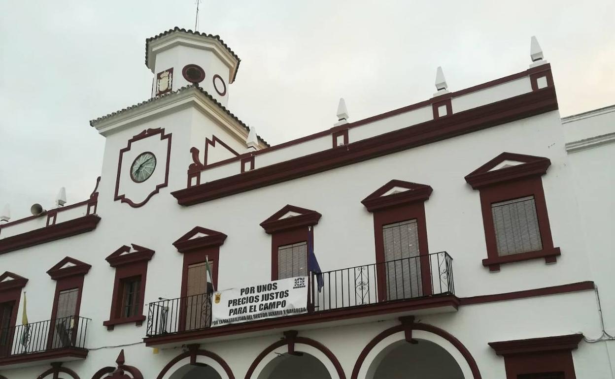 Pancarta colgada en el balcón en apoyo a las reivindaciones del campo. 