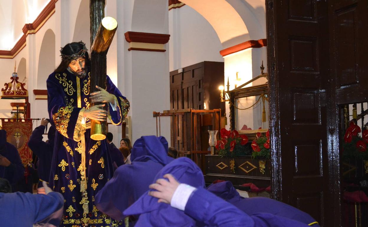 Salida del Señor con la cruz a cuestas.