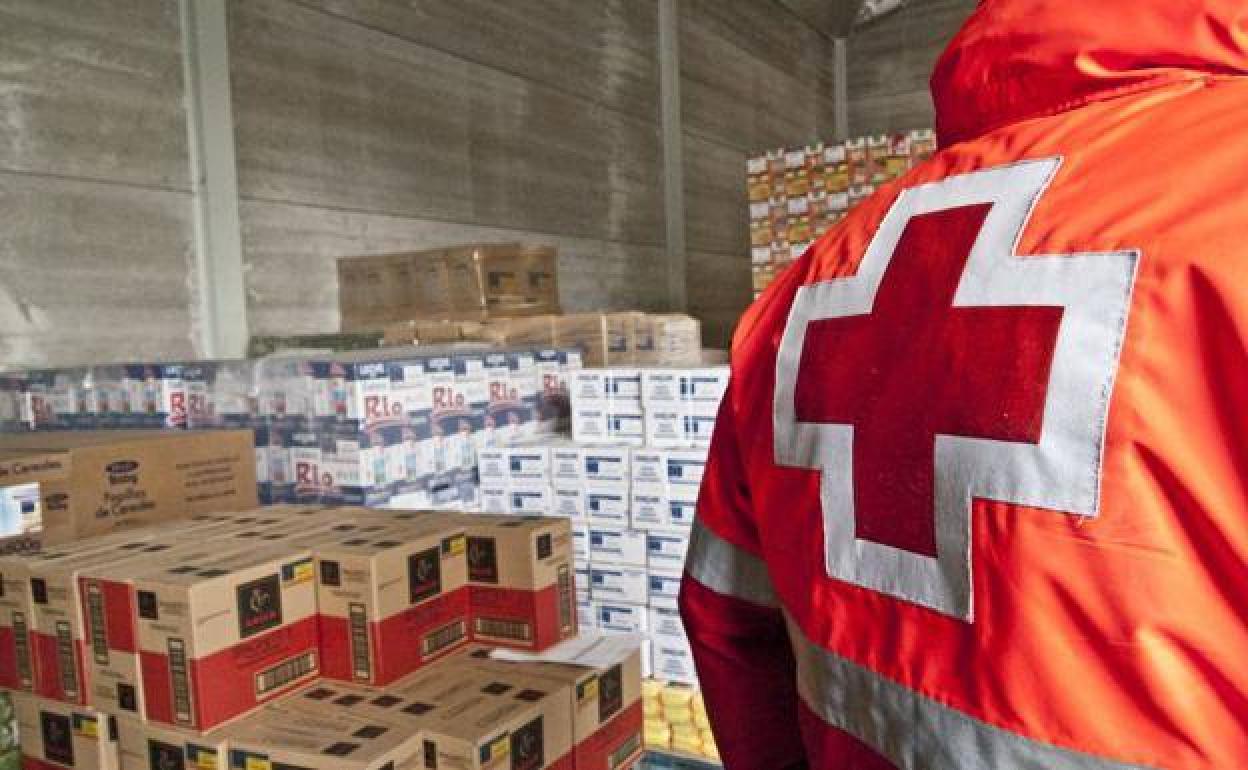 Voluntario de Cruz Roja en el reparto de alimentos. 