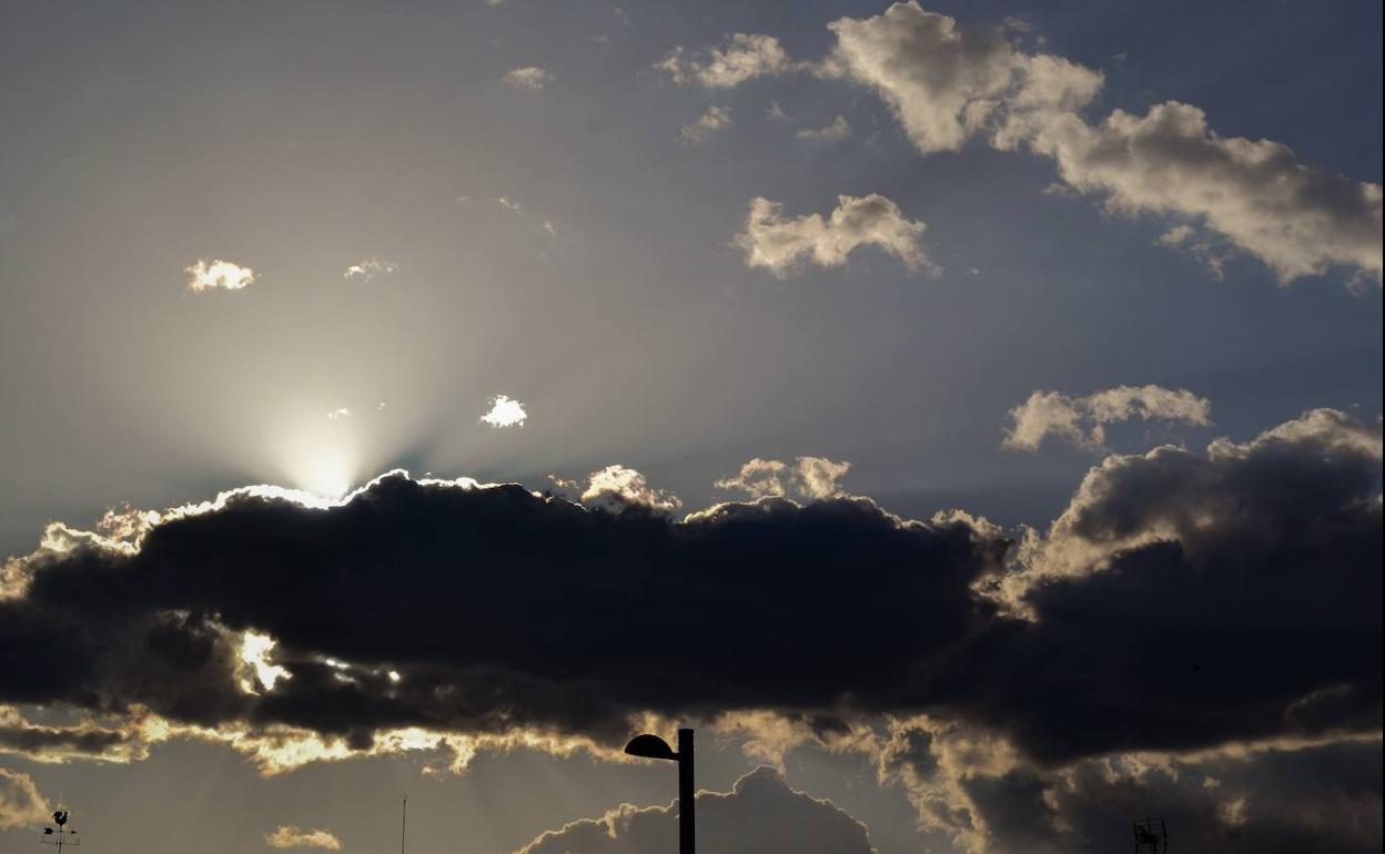 Nubarrones en el cielo de la localidad.