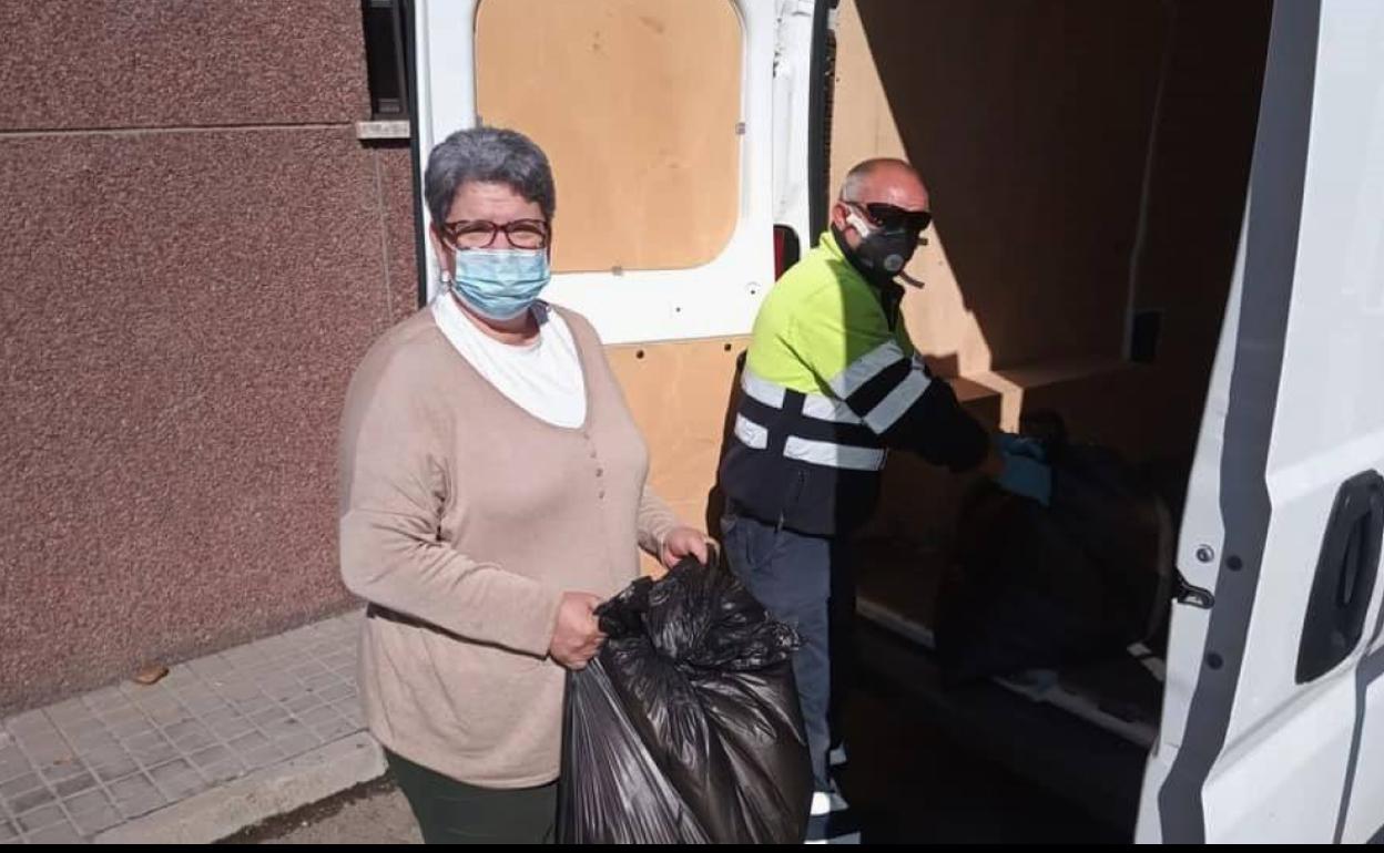 El Hospital Universitario de Badajoz recibe más de 300 batas cosidas en la localidad