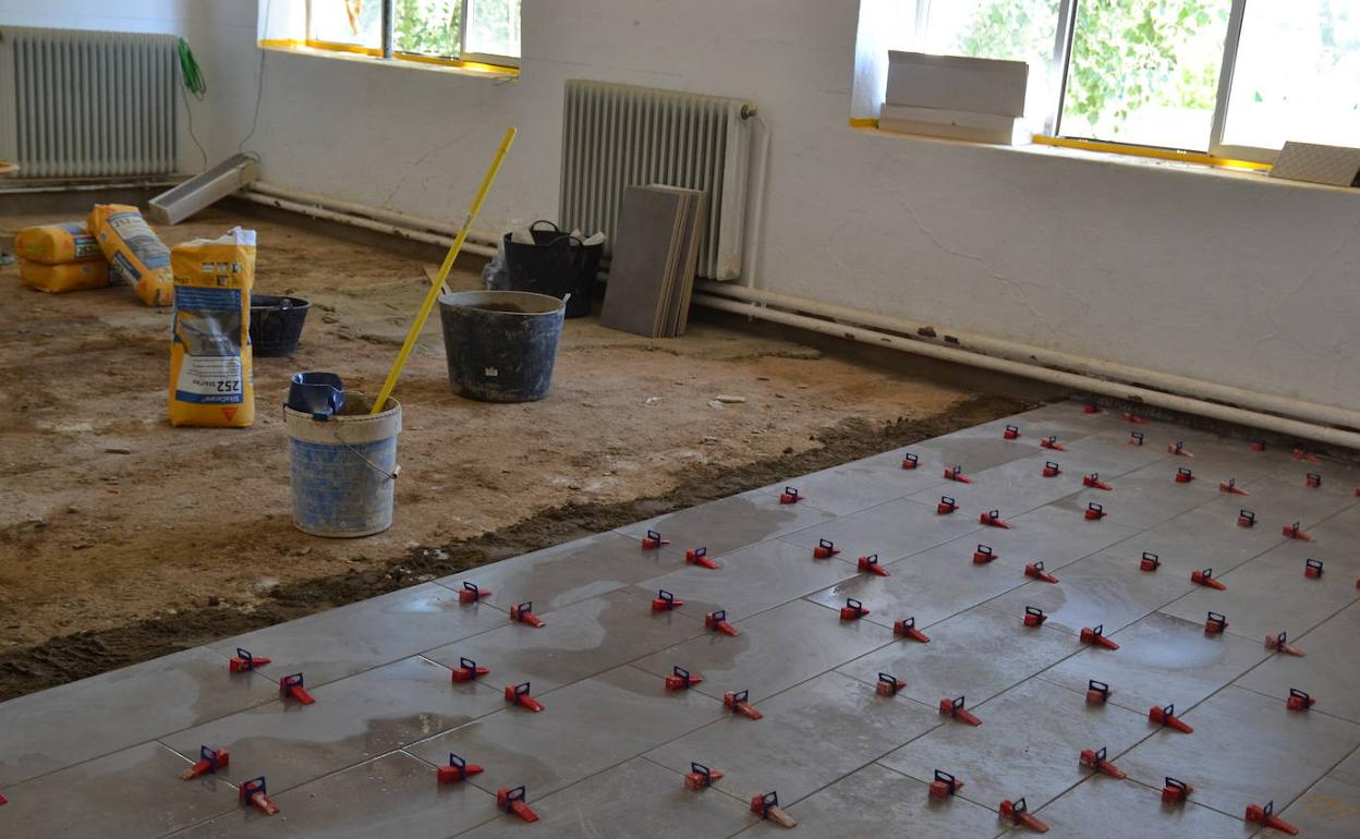Instalación del suelo de gres en un edificio, imafgen de archivo.