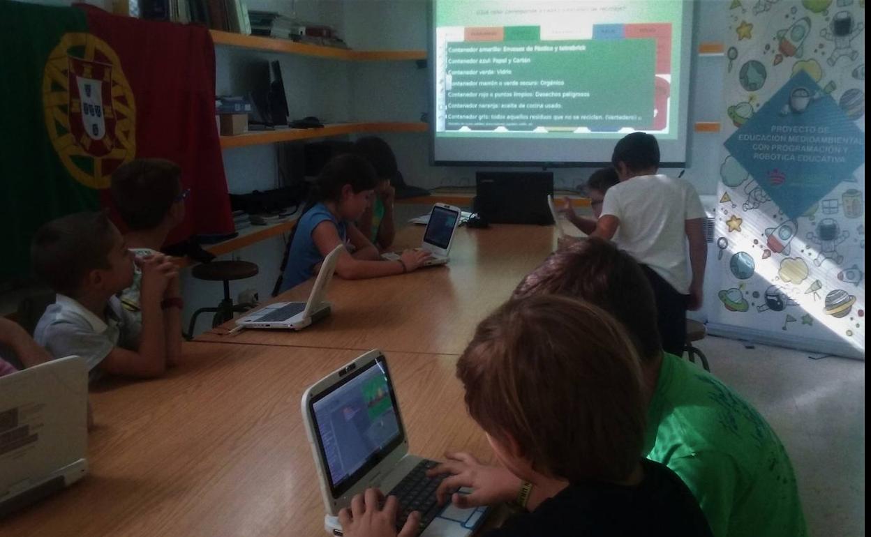 La Consejería de Educación distribuirá dispositivos electrónicos a las familias más vulnerables