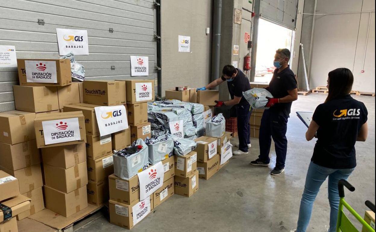 Reparto de material sanitario de Diputación de Badajoz.