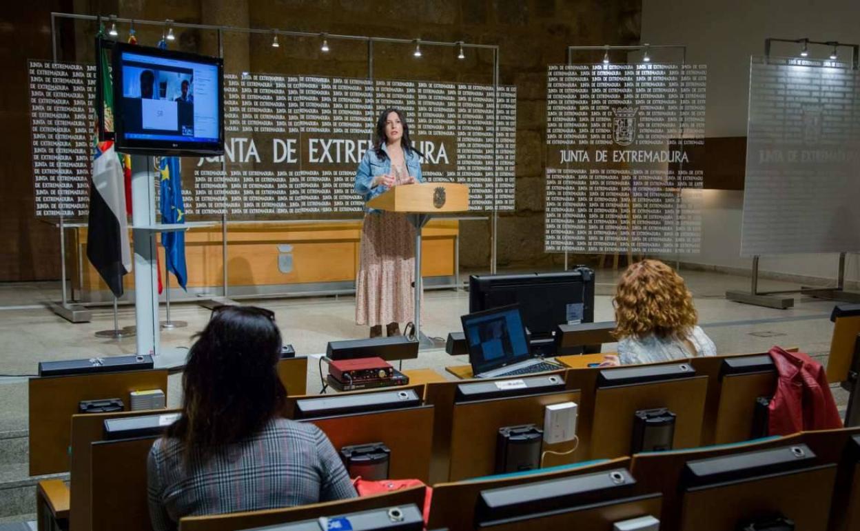 La consejera de Educación y Empleo en rueda de prensa.