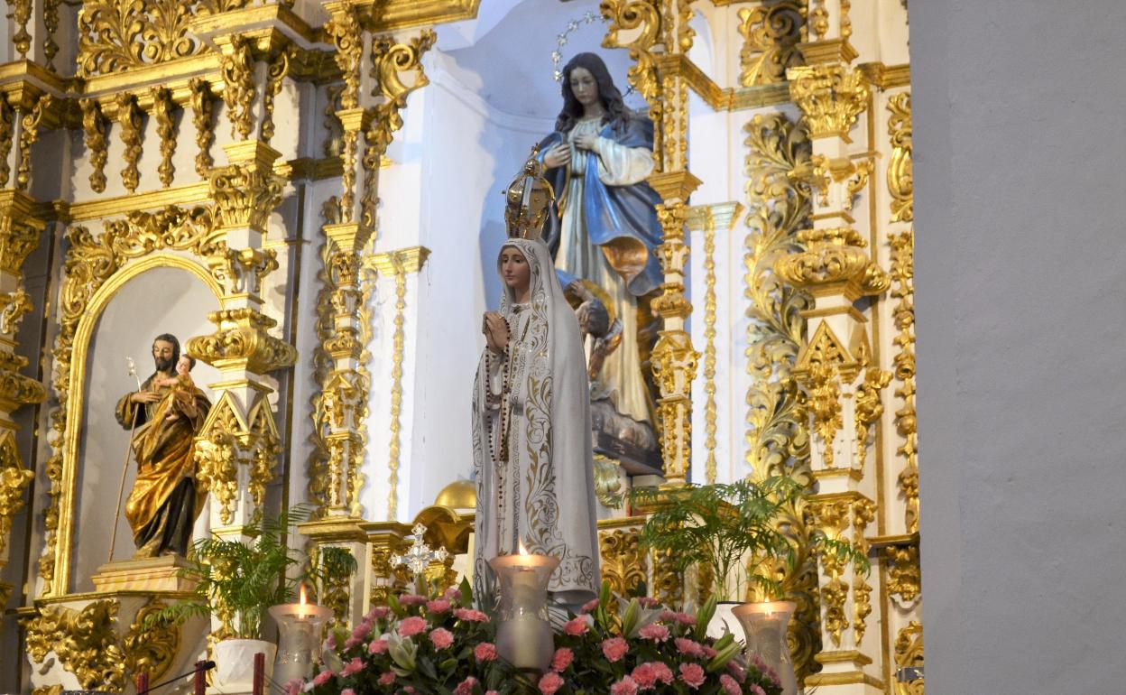 Imagen de la Virgen de Fátima instalada en el altar mayor de la Iglesia.