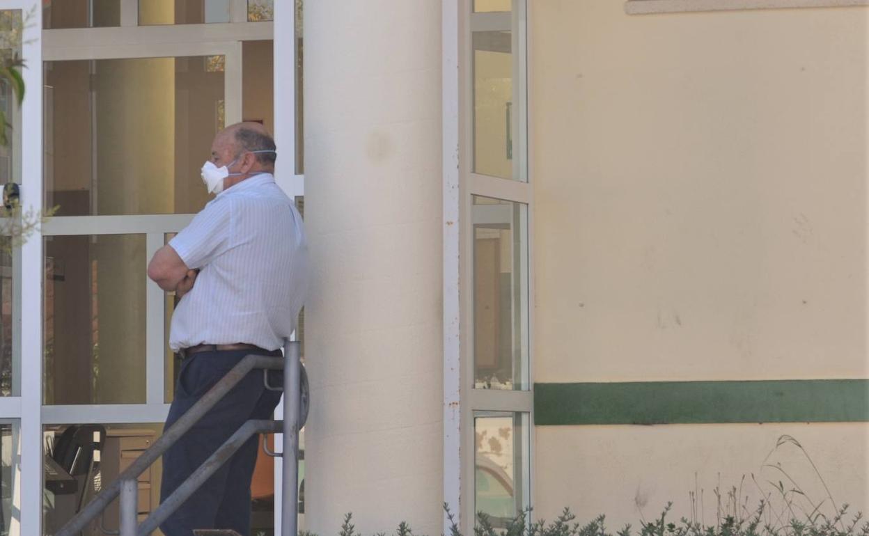 Un vecino con mascarilla en Villanueva del Fresno.