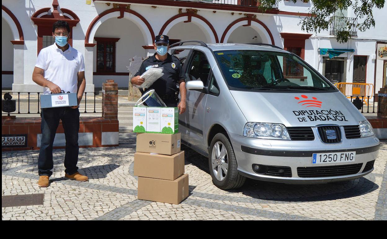 El alcalde de la localidad recibe el cañon y el material EPI.