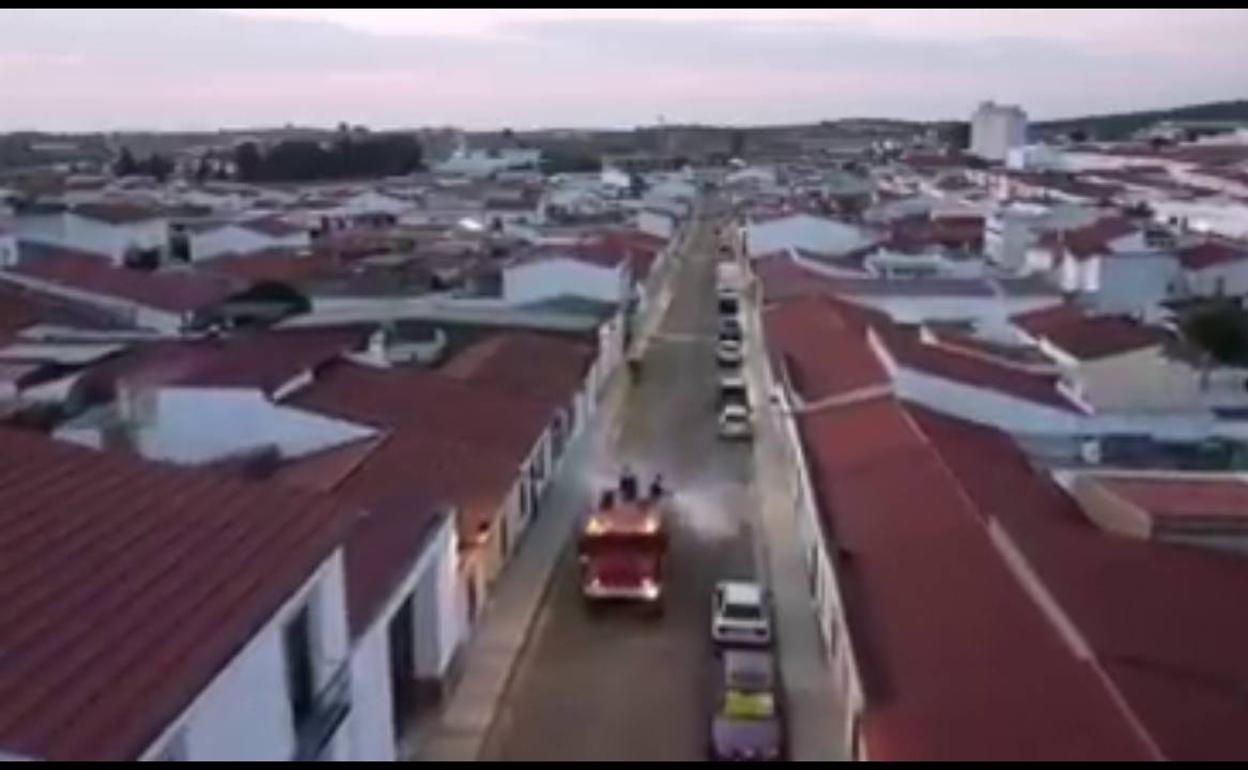 Vista aérea del camión de bomberos desinfectando. 