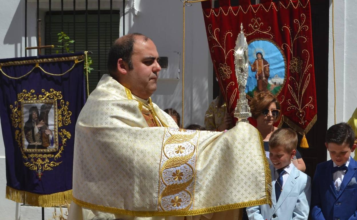 El párroco Jesús Chacón en la celebración de 2019.