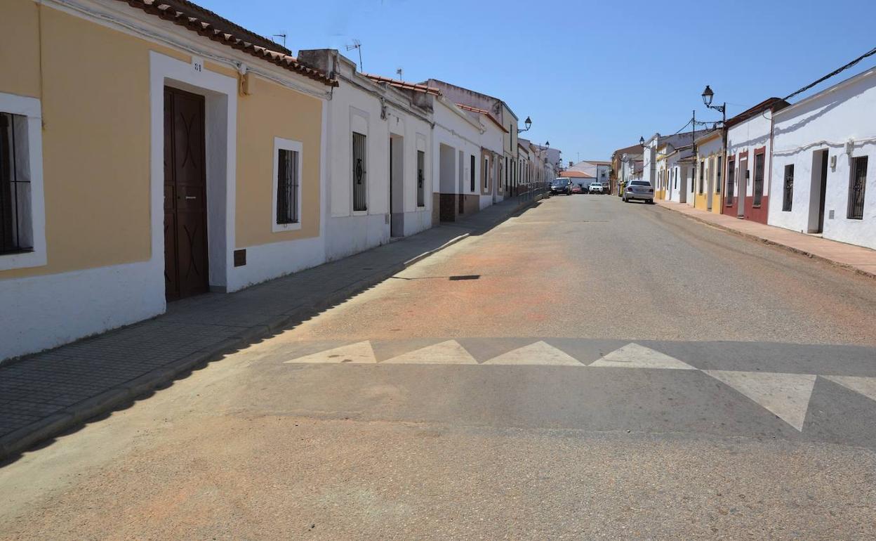 Vista de una calle de Villanueva del Fresno.