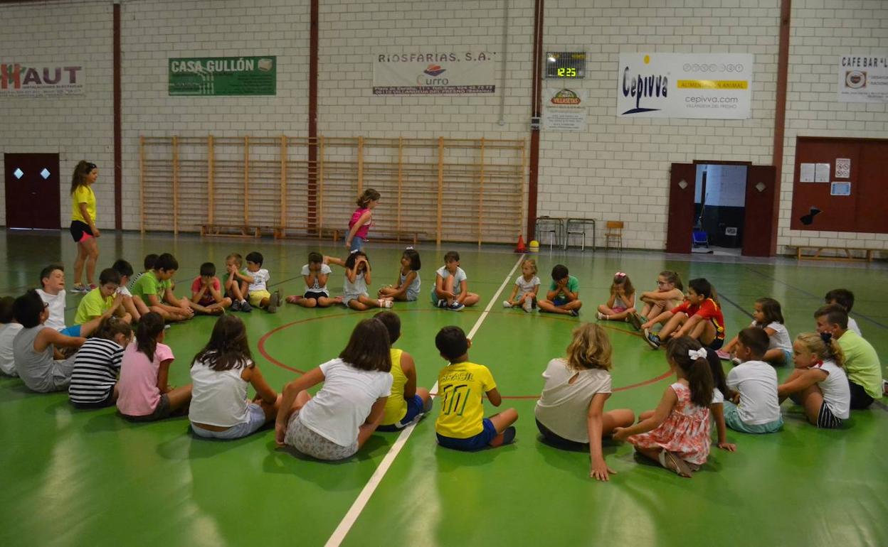 Actividades infantiles veraniegas, imagen de archivo.