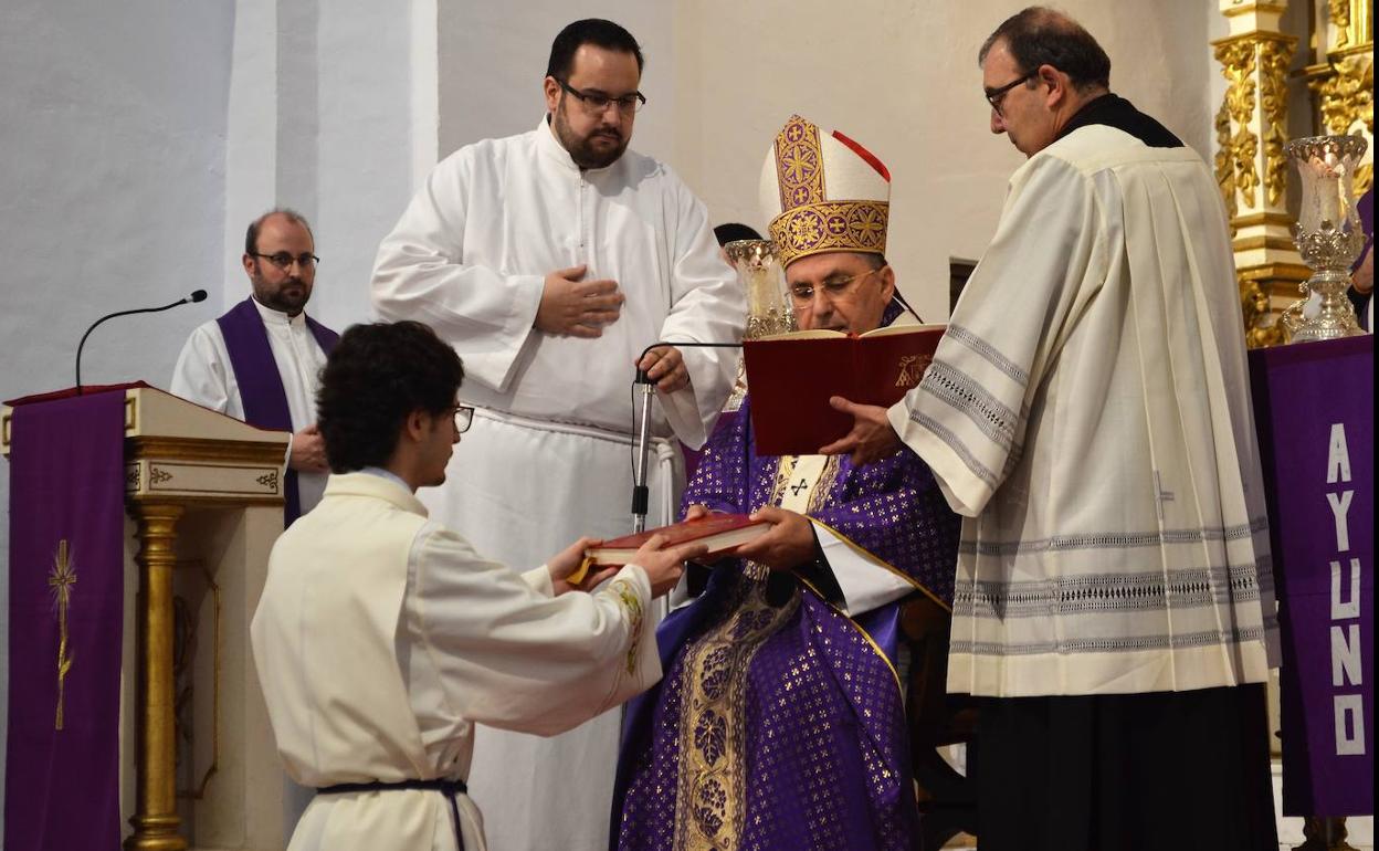 José Manuel Álvarez recibió el Ministerio del Lectorado de manos del arzobispo en 2018.