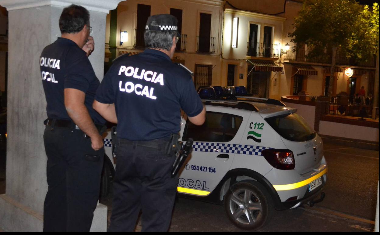 Agentes en los soportales del Ayuntamiento.