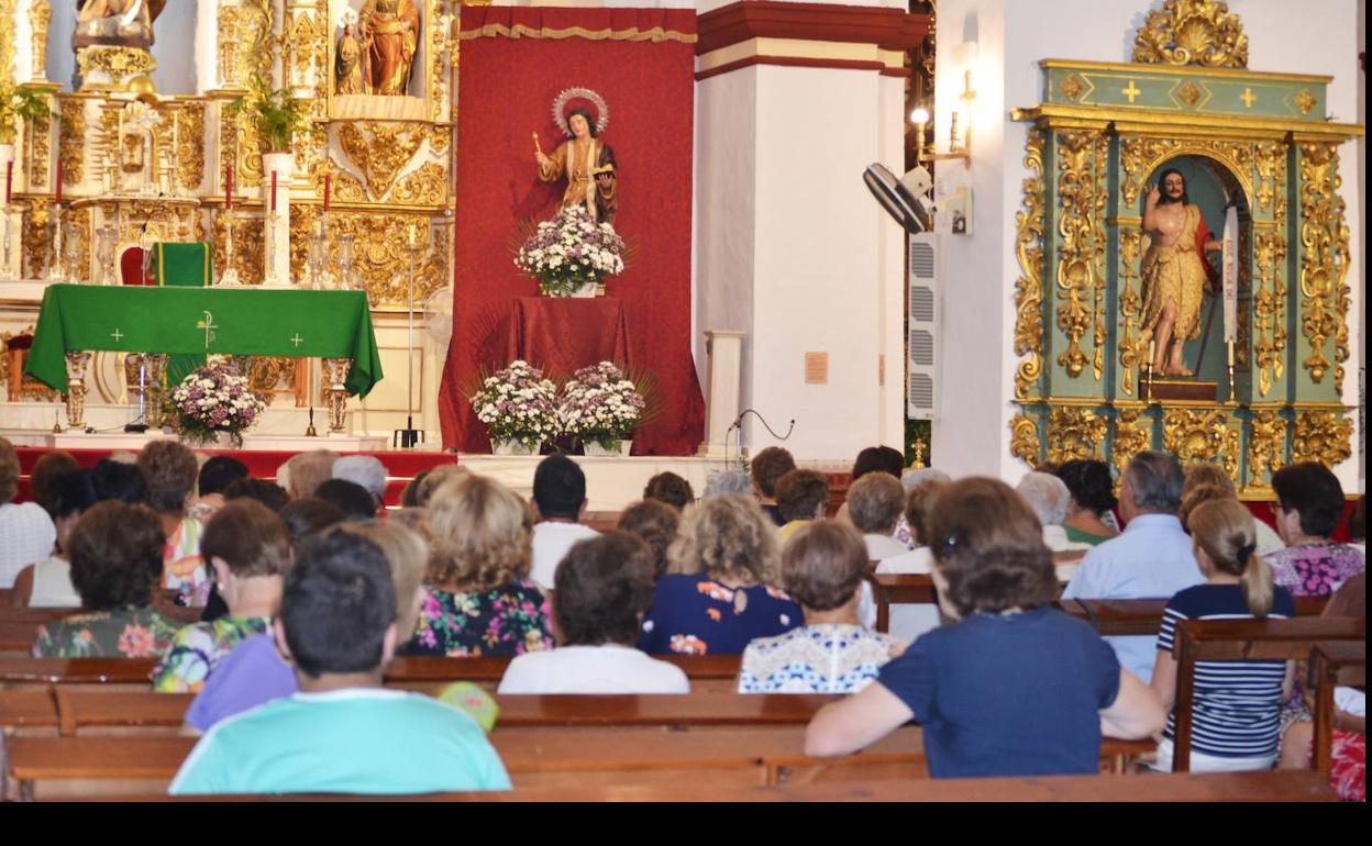 El patrón instalado en el altar mayor para el triduo.