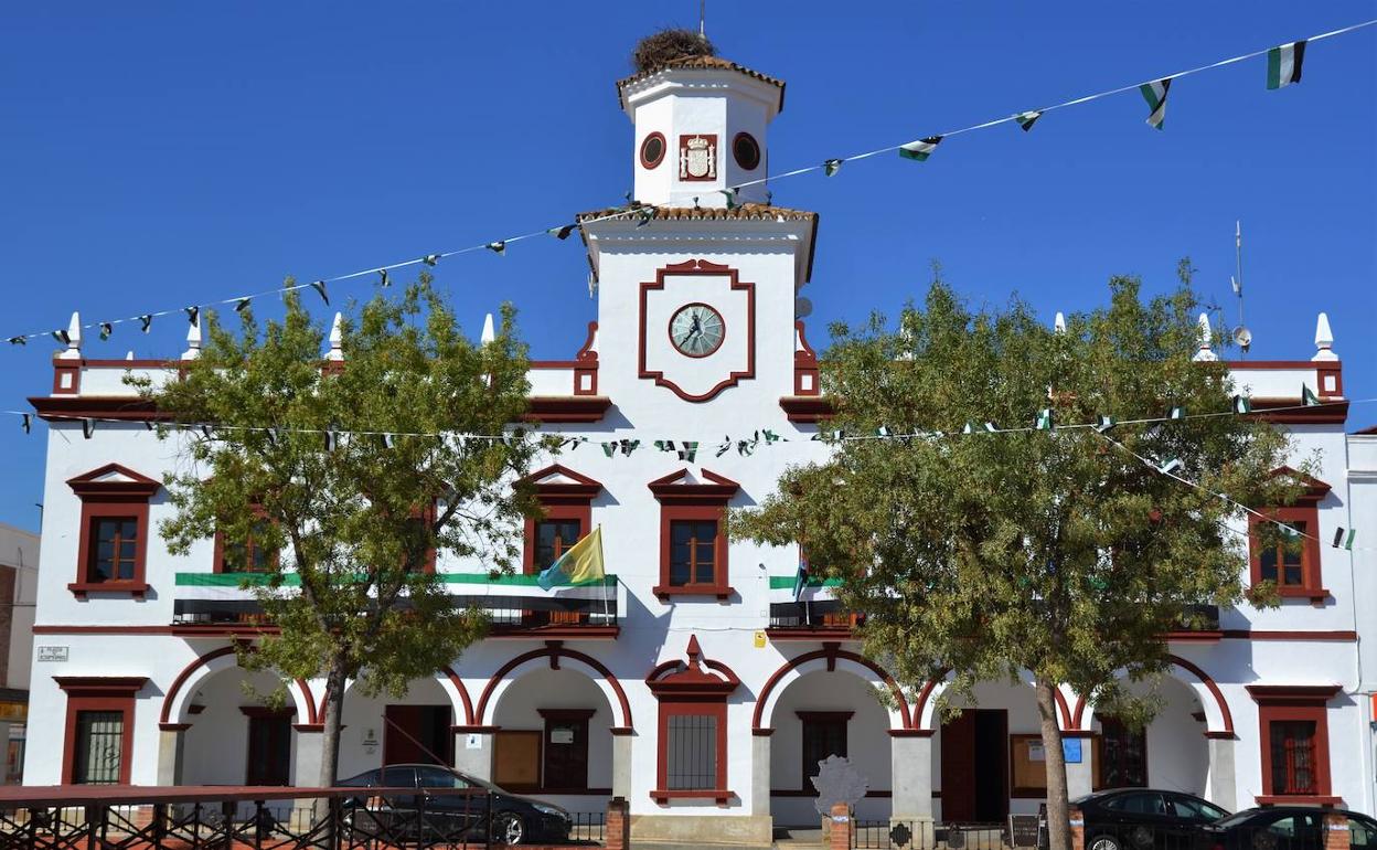 El Ayuntamiento engalanado para el Día de Extremadura.