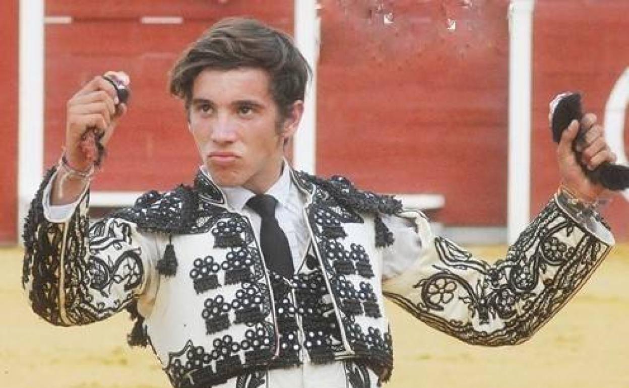Eric paseando los trofeos.