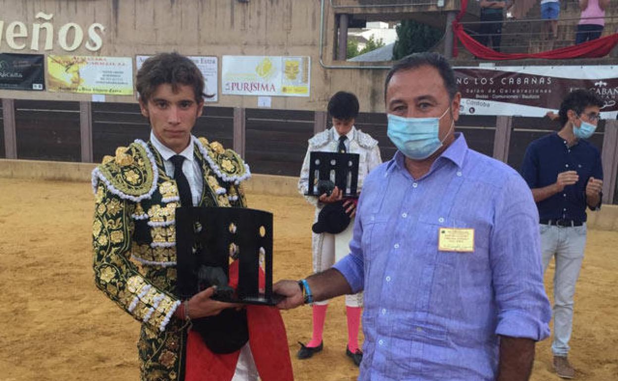 Eric Olivera recogió el segundo premio.