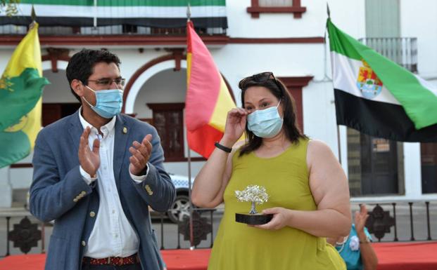 Entrega de la Encina de Plata a la Supervisora de los Pisos Tutelados.