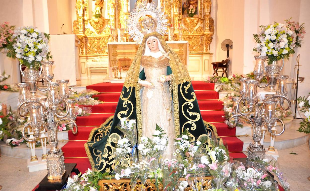 La VIrgen instalada en el altar para la celebración del Triduo.