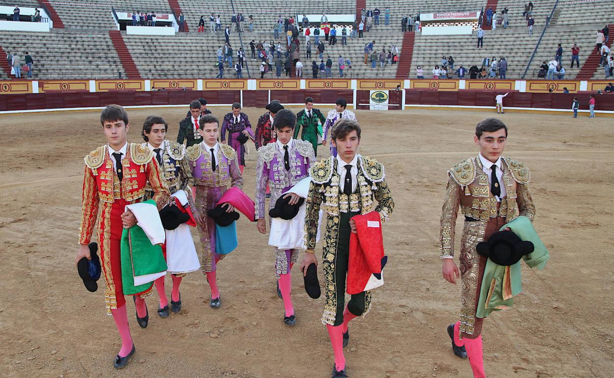 Integranttes de la Escuela Taurina de Badajoz haciendo el paseillo.