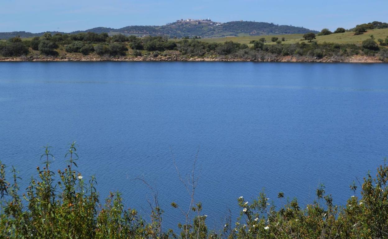 Gran Lago Alqueva a su paso por Villanueva del Fresno. 