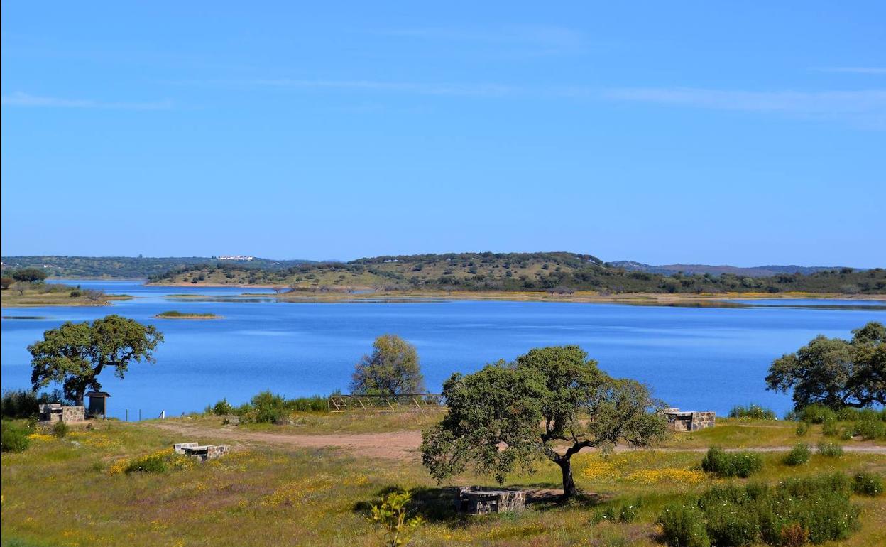 Zona de merenderos en la costa villanovense de Alqueva.