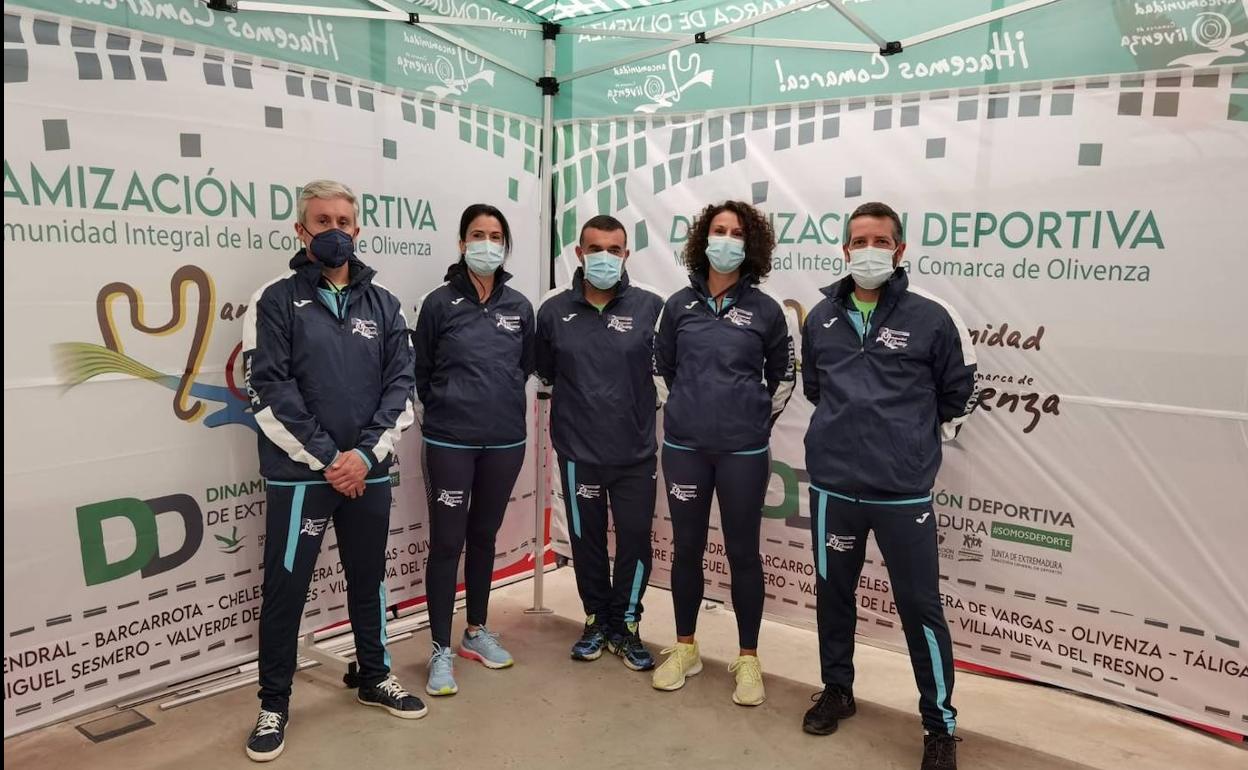 En la imagen los cinco dinamizadores con la nueva equipación.