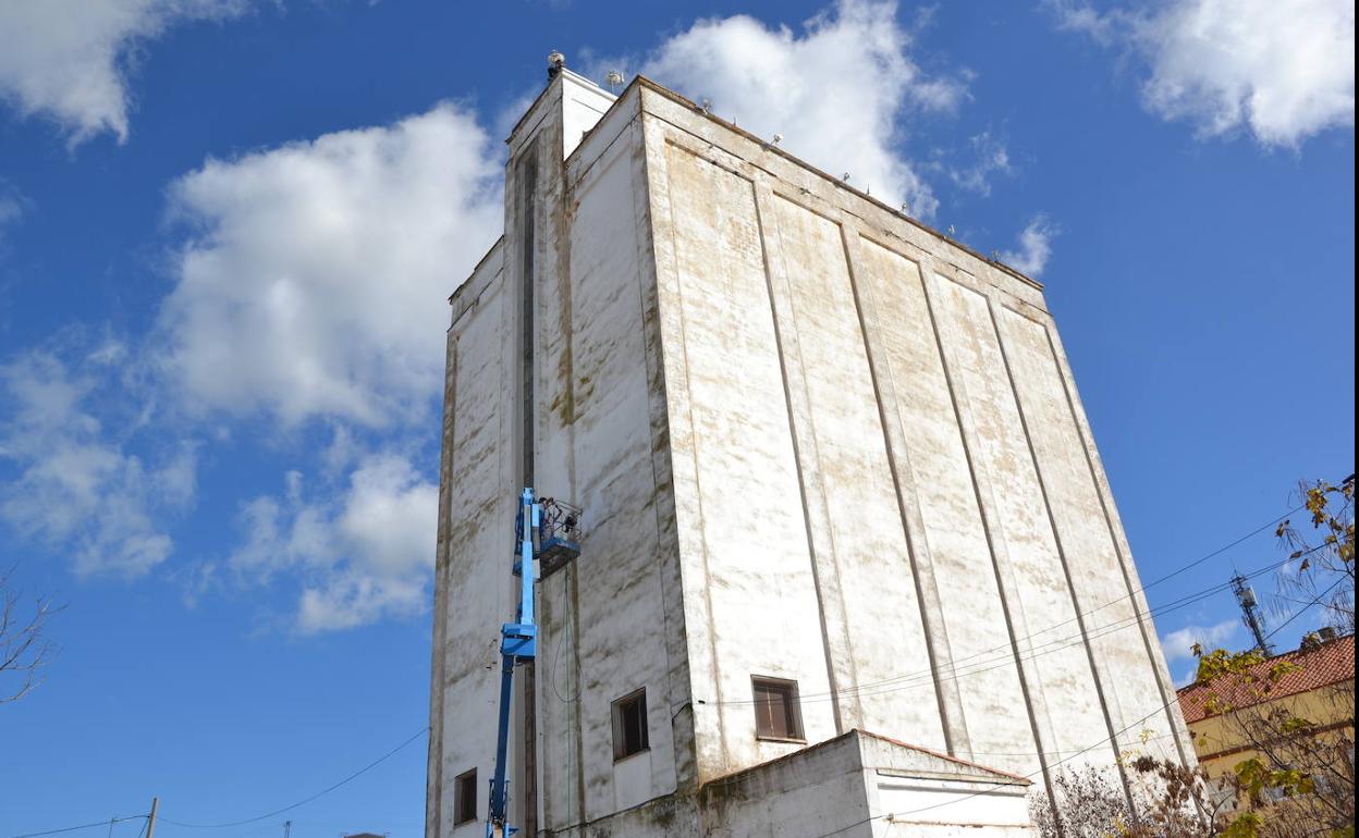 Un operario desarrolla las labores de rascado de la antigua pintura.