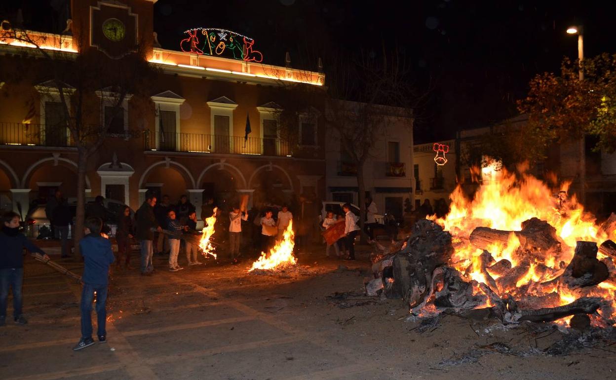 Tradicional hoguera de Nochebuena en la plaza de España. 