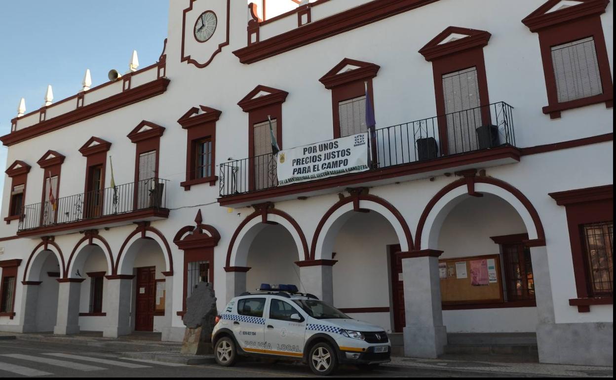Patrulla de la Polícia Local delant de su oficina.