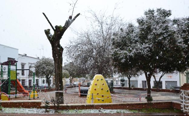 Parque de la plaza de la Constitución nevado.