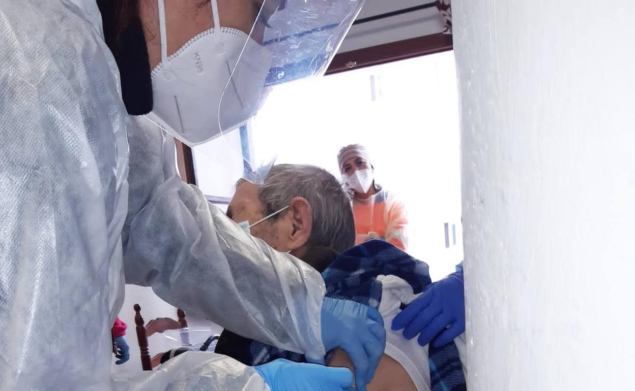 Momento de la administración de la segundad dosis en los Pisos Tutelados.CEDIDA